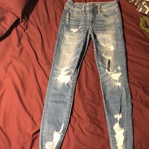 Hi-rise Distressed Jegging